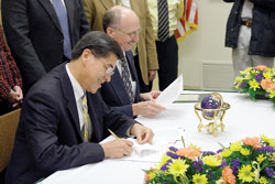 University President Julio León (left) and Dr. Stephen Lehmkuhle, interim chancellor at the University of Missouri-Kansas City, sign an agreement Nov. 22 for Missouri Southern and UMKC to offer joint masters degrees in nursing and dental hygiene.
