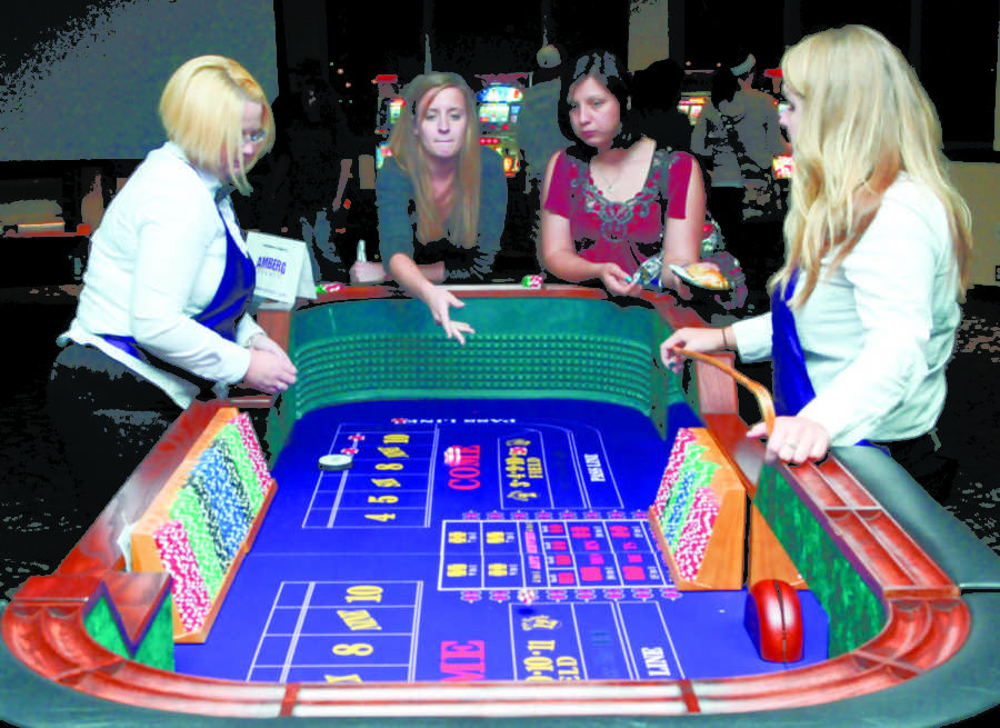 Senior+Jessica+Widdoes+and+sophomore+Aliza+Fahle+celebrate+Homecoming+by+playing+craps+at+Casino+Night.%0A