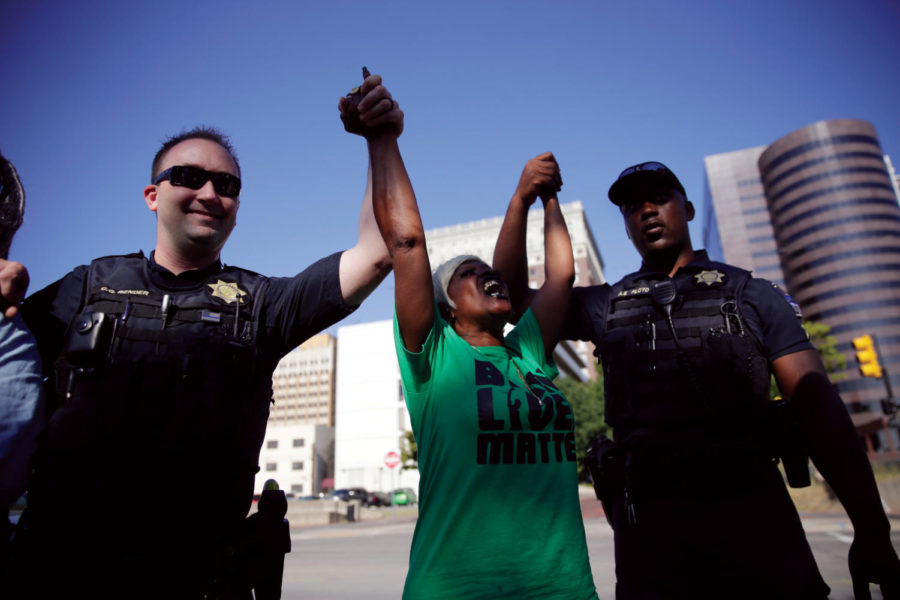 Angie+Pitts%2C+of+Tulsa%2C+holds+hands+with+Tulsa+Police+Officers+while+protesting+the+death+of+Terence+Crutcher%2C+who+was+shot+by+police%2C+in+front+of+the+Tulsa+Country+Courthouse.+MIKE+SIMONS%2FTulsa+World